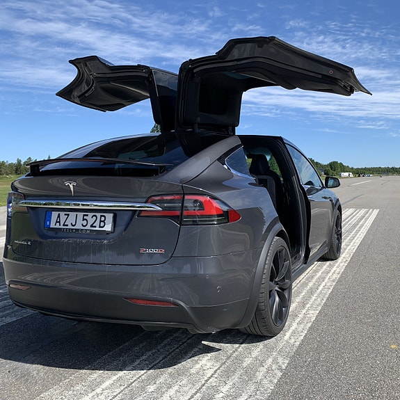 Tesla Model X 3 of 5