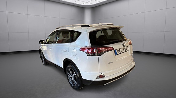 Toyota RAV4 7 of 12