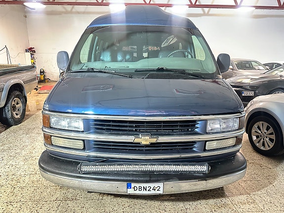Chevrolet Express G1500 2 of 5