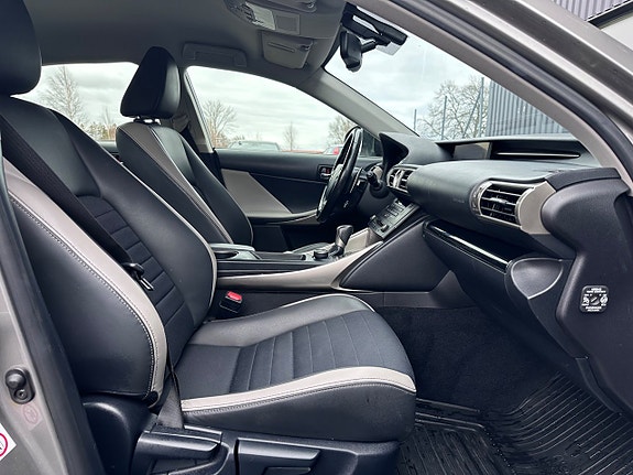 Lexus IS300h 17 of 22