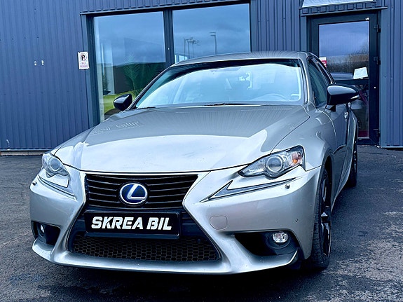 Lexus IS300h 5 of 22