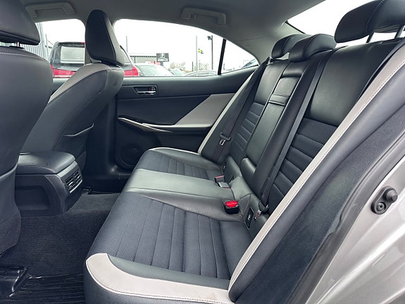 Lexus IS300h 19 of 22