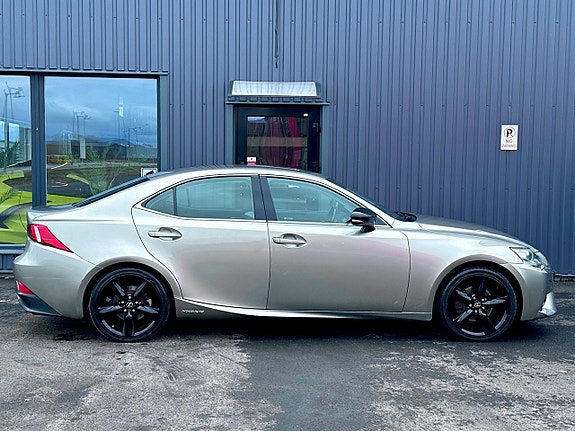Lexus IS300h 7 of 22