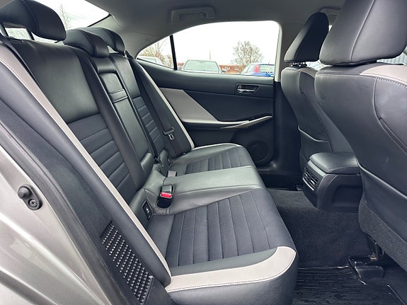Lexus IS300h 20 of 22