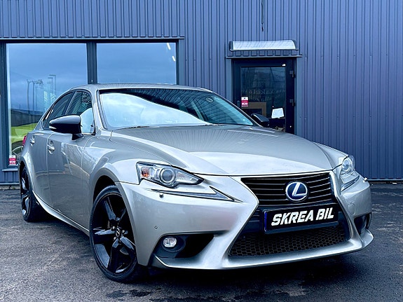 Lexus IS300h 2 of 22