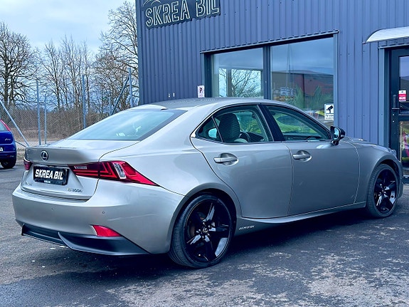 Lexus IS300h 12 of 22