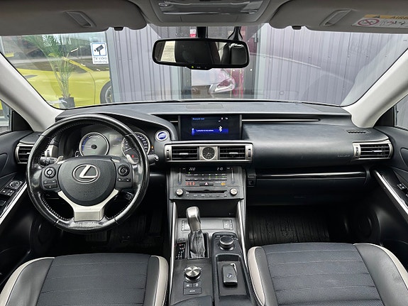 Lexus IS300h 15 of 22