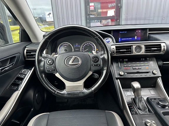 Lexus IS300h 14 of 22