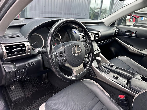 Lexus IS300h 13 of 22