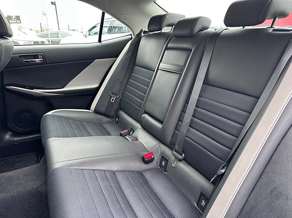 Lexus IS300h 18 of 22
