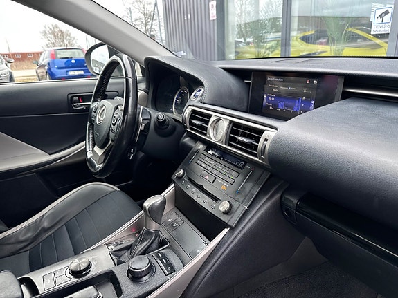 Lexus IS300h 16 of 22