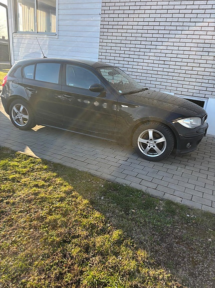 BMW 118i 3 of 5