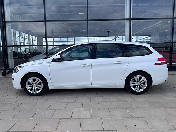 Peugeot 308 SW 2 of 5