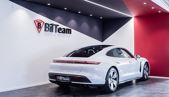 Porsche Taycan 4S 6 of 24