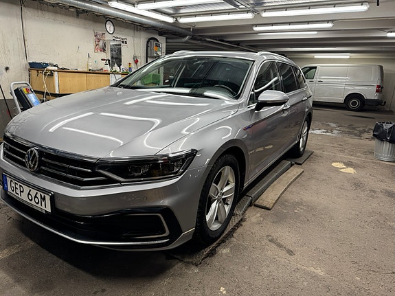 Volkswagen Passat 2 of 5