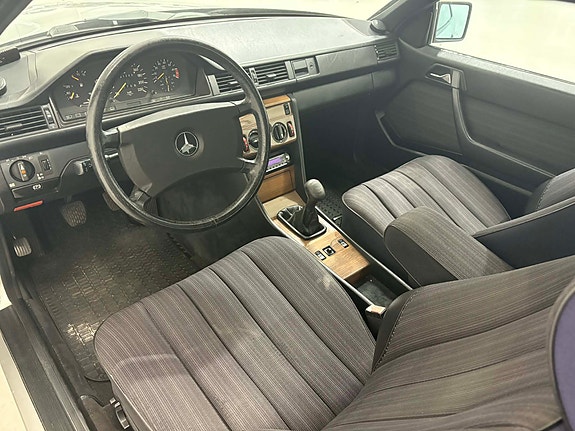 Mercedes-Benz 230 CE 7 of 10