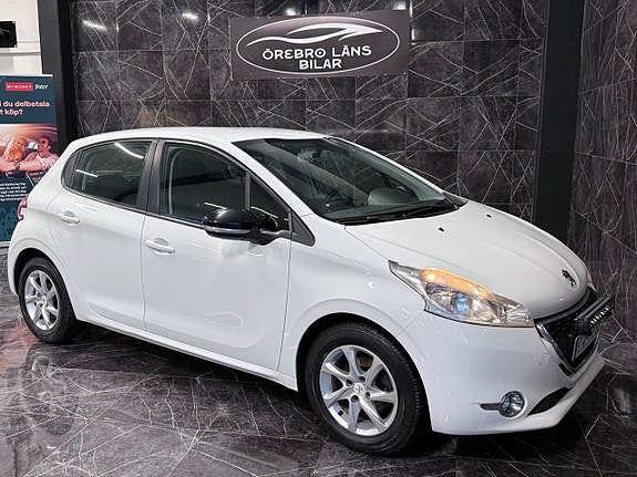 Peugeot 208 2 of 5