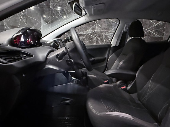 Peugeot 208 9 of 16