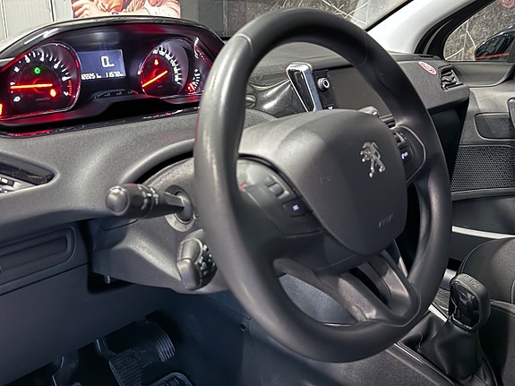 Peugeot 208 14 of 16