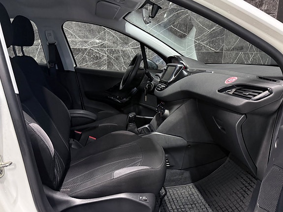 Peugeot 208 11 of 16