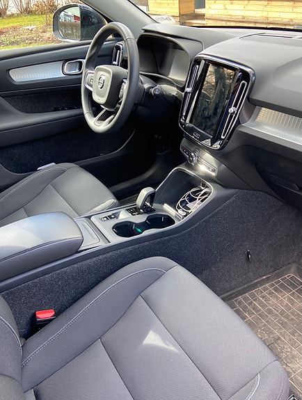Volvo XC40 3 of 5