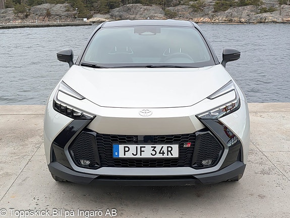 Toyota C-HR 2 of 5