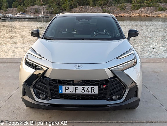 Toyota C-HR 2 of 27