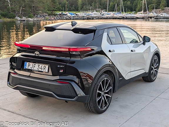 Toyota C-HR 4 of 27