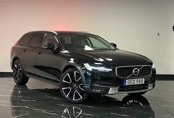 Volvo V90 Cross Country 3 of 5