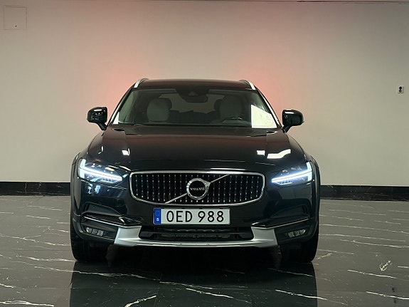 Volvo V90 Cross Country 2 of 5