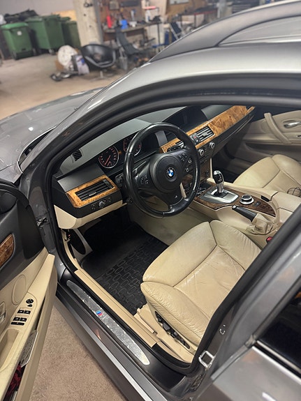 BMW 525i 4 of 5