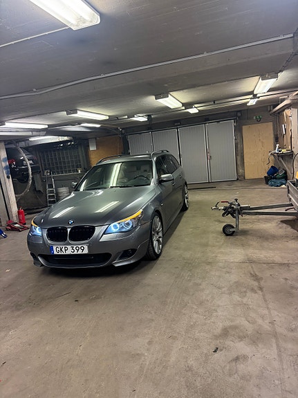 BMW 525i 3 of 5