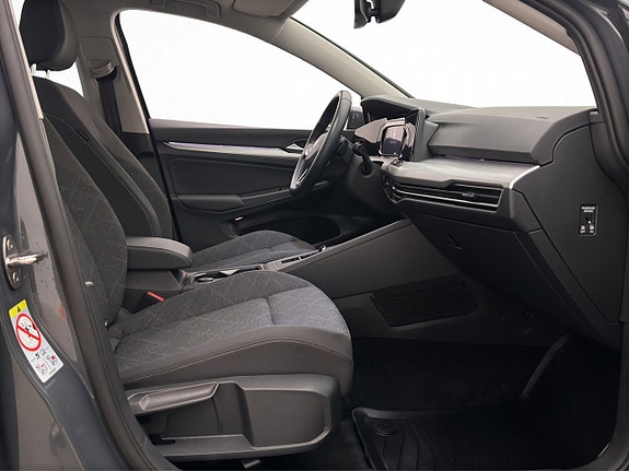 Volkswagen Golf VIII 10 of 23