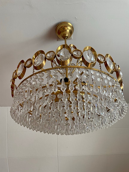 Elegant kristallplafond i Hollywood Regency-stil – mässing & prismor