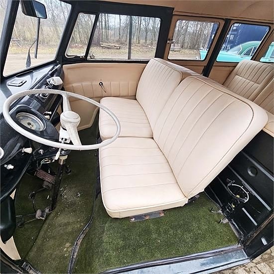 VW Transporter T2 Bay Window Bus - Classic car 7 of 24