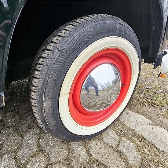 VW Transporter T2 Bay Window Bus - Classic car 22 of 24