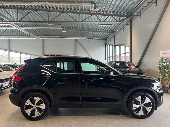 Volvo XC40 2 of 5