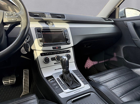 Volkswagen Passat Alltrack 17 of 25