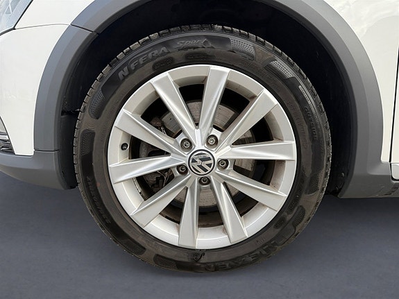 Volkswagen Passat Alltrack 9 of 25