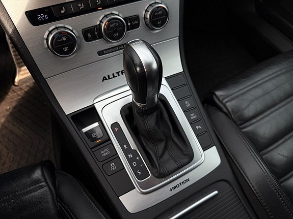 Volkswagen Passat Alltrack 18 of 25