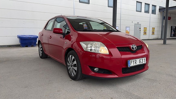 Toyota Auris 2 of 5