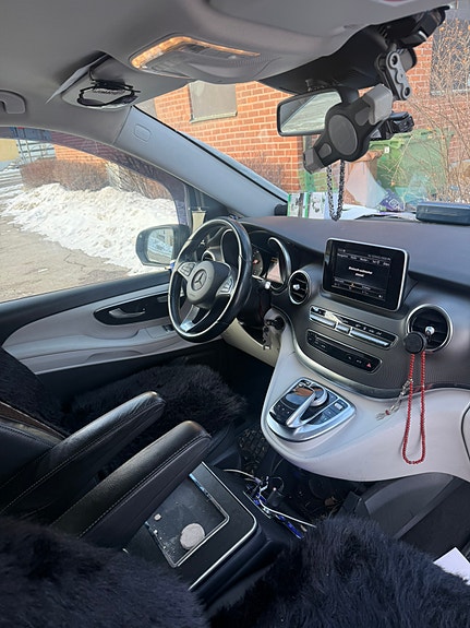 Mercedes-Benz 250 D 2 of 8