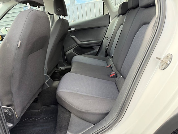 Seat Arona 17 of 30