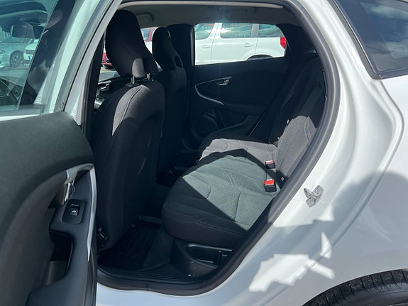 Volvo V40 8 of 20