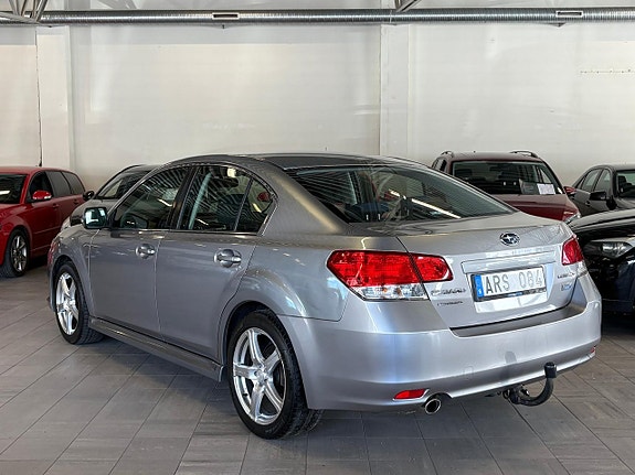 Subaru Legacy 2 of 5