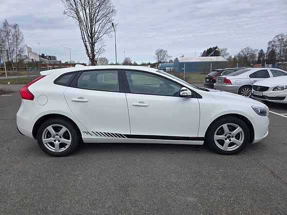 Volvo V40 2 of 7