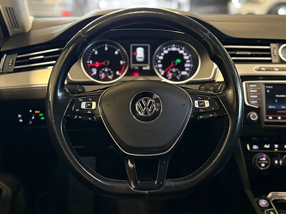 Volkswagen Passat 13 of 23