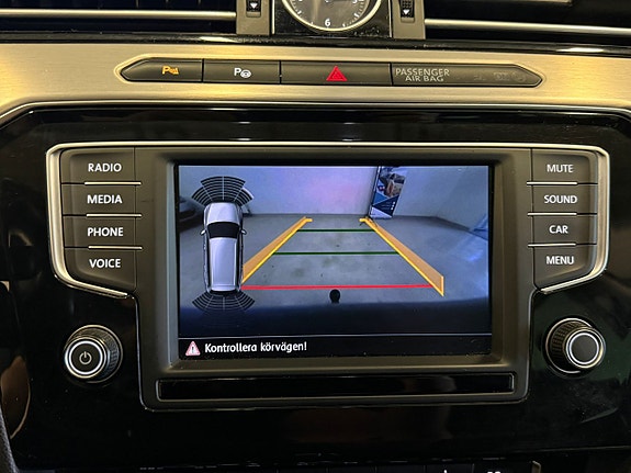 Volkswagen Passat 18 of 23