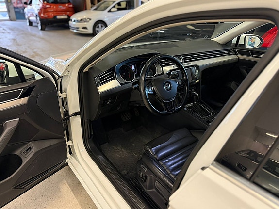 Volkswagen Passat 10 of 23