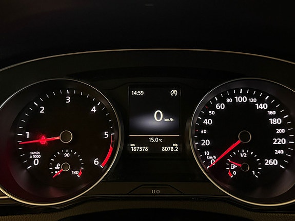 Volkswagen Passat 14 of 23